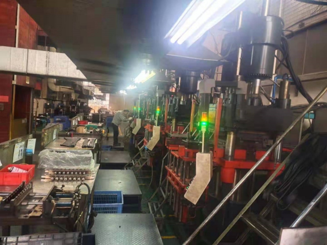 Machine d'injection de caoutchouc de silicone