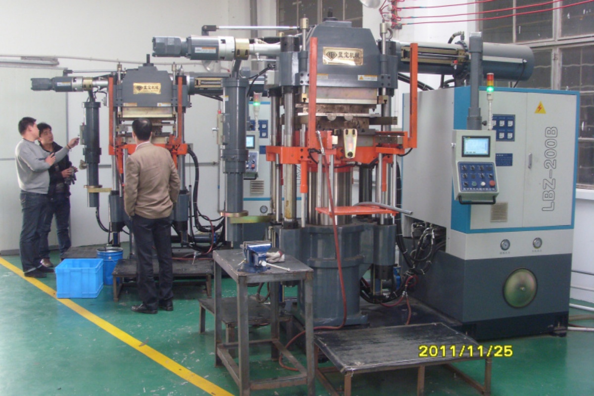 เครื่องฉีดซิลิโคนเหลว