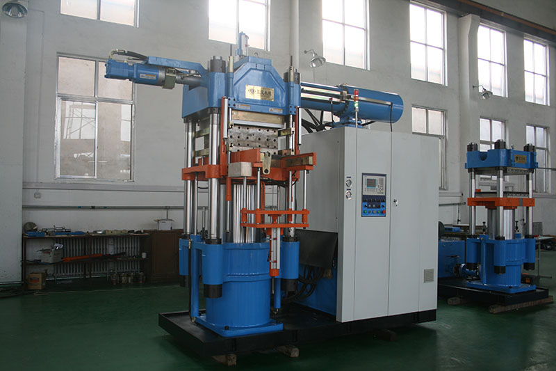 Große Gummispritzmaschine